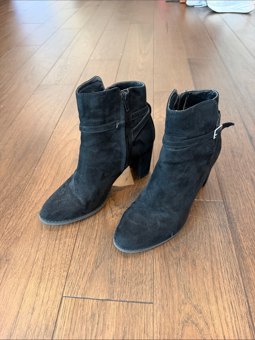 Banana Republic women's Black Suede Zip 4" Heels Ankle Boots Size 8 - C11-685